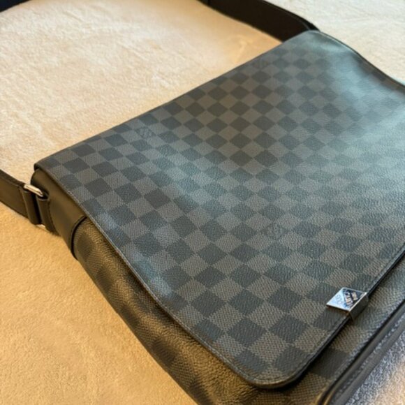 LOUIS VUITTON District PM Messenger Bag (pre owned, like new!) - Picture 5 of 9